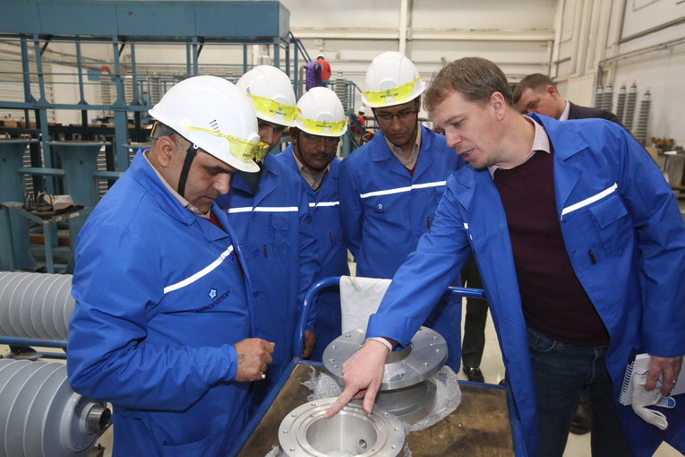 Pavel Kiryukhin introduces specialists of the Indian transformer plant Mehru Electrical & Mechanical Engineers (P) Ltd. to modern technologies of production of high-voltage bushings with solid internal insulation